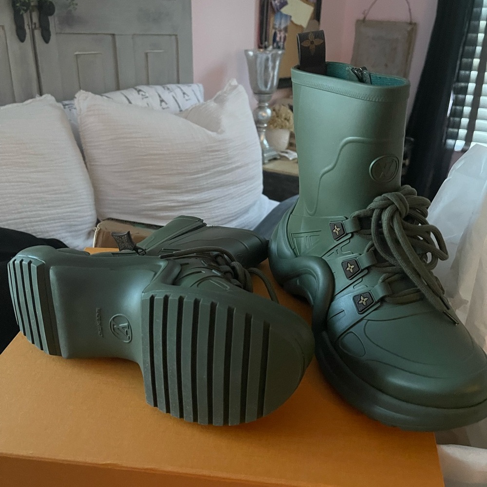 Louis Vuitton Olive Lace-Up Boots 
#1 rain/snow boot on vogue
Brand new - Picture 2 of 6